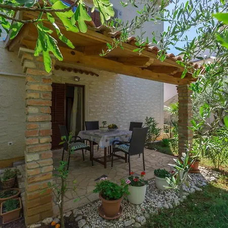 Josef Big Private Garden Apartment Funtana